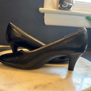 Soft Style Hush Puppies Black With Small Button In Front Sz. 6 1/2 Small Pumps.